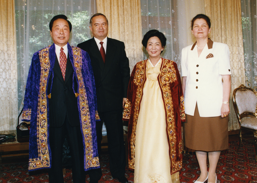 이슬람 카리모프(Islom Karimov) 우즈베키스탄 대통령이 선물한 민속의상을 입은 김영삼 대통령 내외