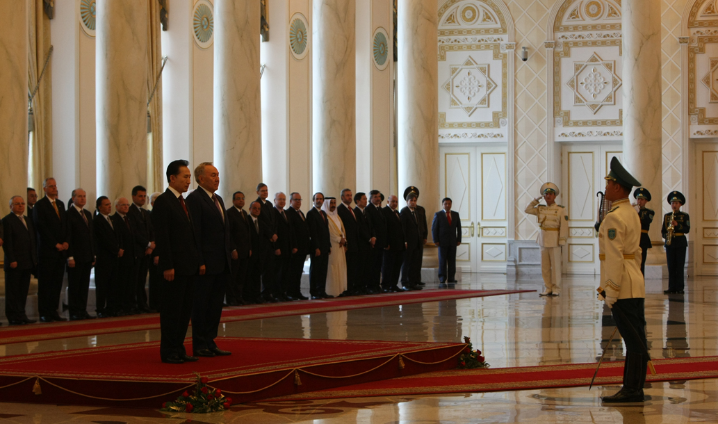 누르술탄 나자르바예프(Nursultan Nazarbayev) 카자흐스탄 대통령과 환영식장에서 의장대의 의식을 보는 이명박 대통령