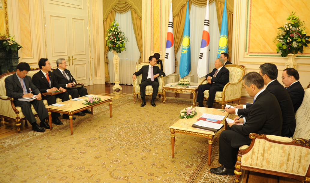 한·카자흐스탄 정상 단독회담에 참석한 누르술탄 나자르바예프(Nursultan Nazarbayev) 카자흐스탄 대통령과 이명박 대통령