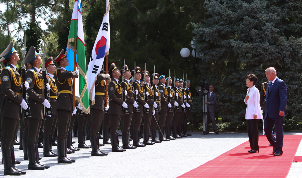 의장대 사열하는 박근혜 대통령과 이슬람 카리모프(Islam Karimov) 우즈베키스탄 대통령