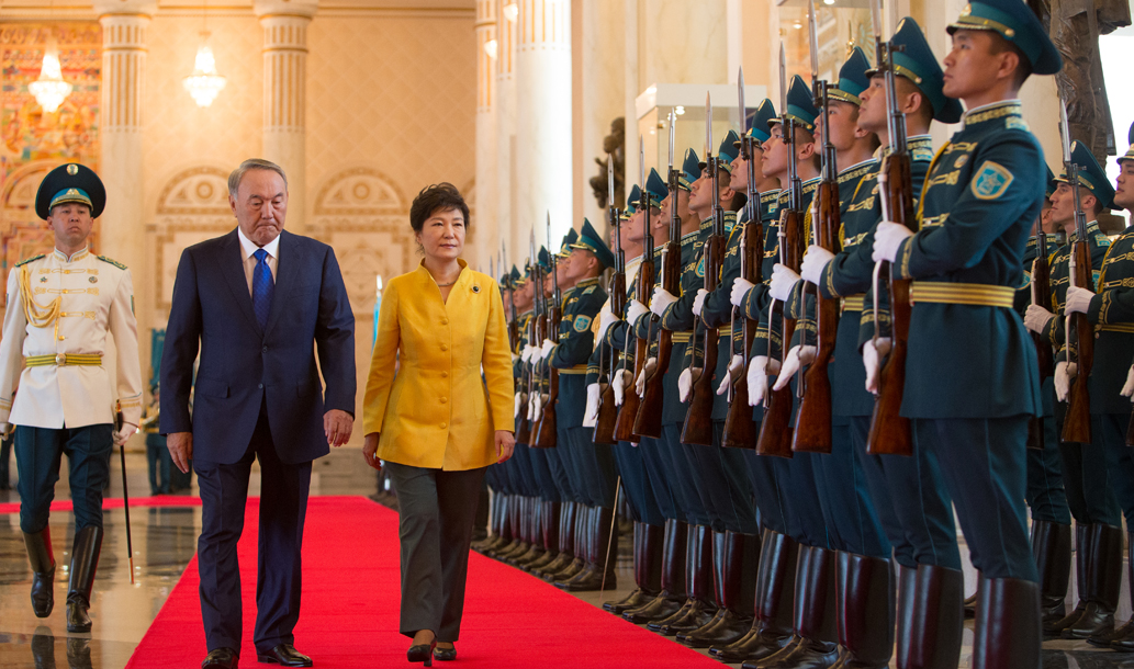 의장대 사열하는 박근혜 대통령과 이슬람 카리모프(Islam Karimov) 우즈베키스탄 대통령