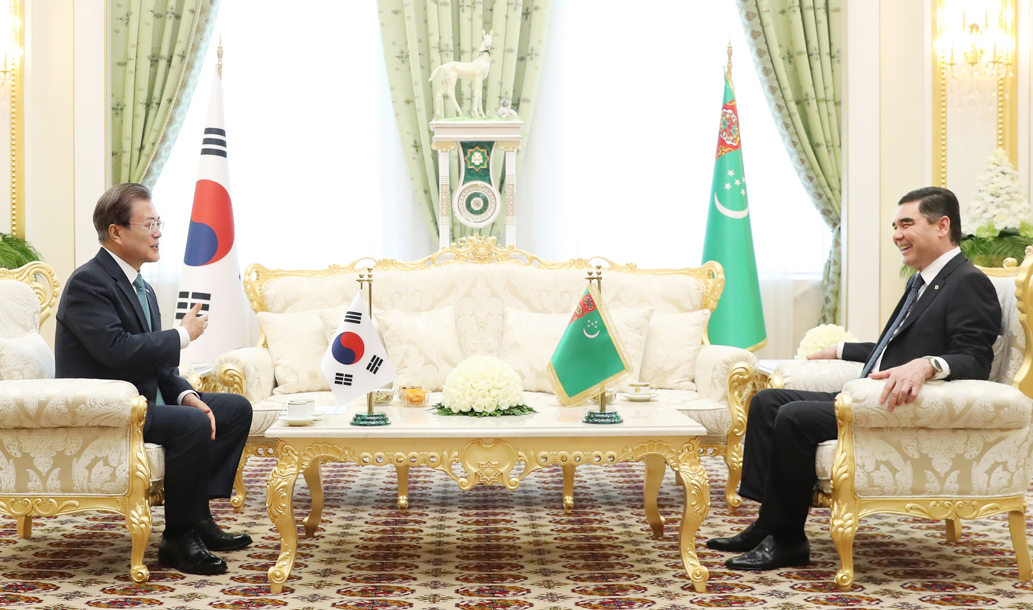 구르반굴리 베르디무하메도프(Gurbanguly Berdymukhammedov) 투르크메니스탄 대통령과 단독정상회담하는 문재인 대통령