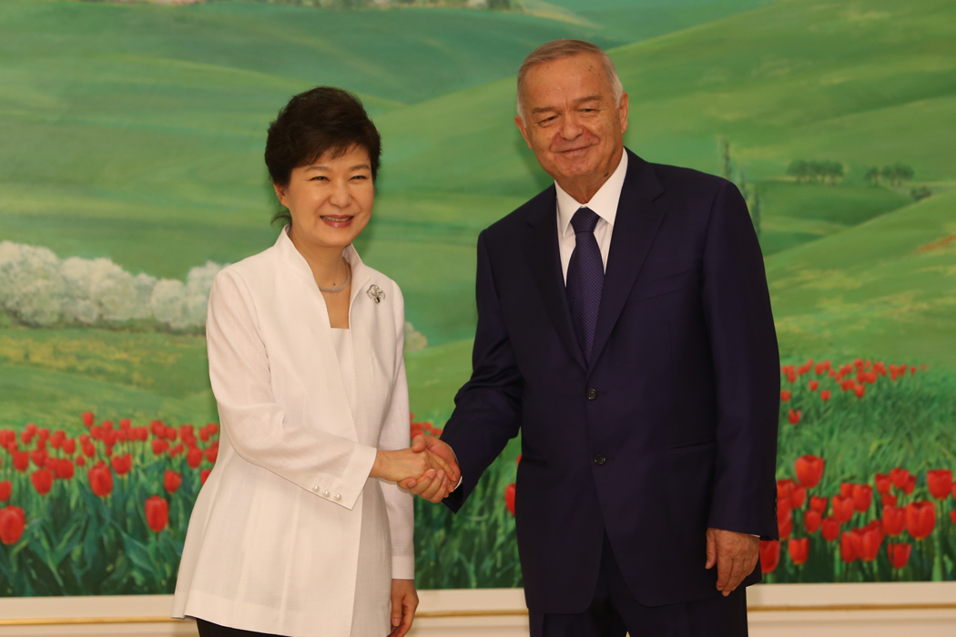기념 촬영하는 박근혜 대통령과 이슬람 카리모프(Islam Karimov) 우즈베키스탄 대통령