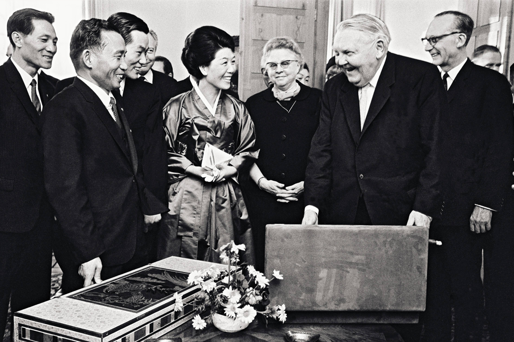 루트비히 에르하르트(Ludwig Erhard) 서독 총리와의 선물 증정